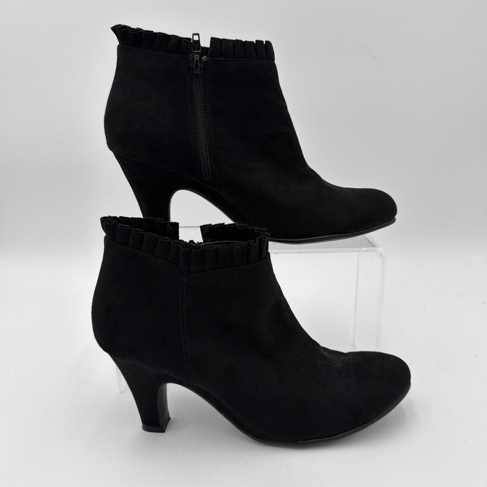 Women's Aerosoles Sandpaper Black Faux Suede Ruffle Detailed Booties. Size 7.5 M